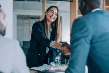 Entretien de recrutement en entreprise avec un candidat en alternance QSE lors d’un échange professionnel
